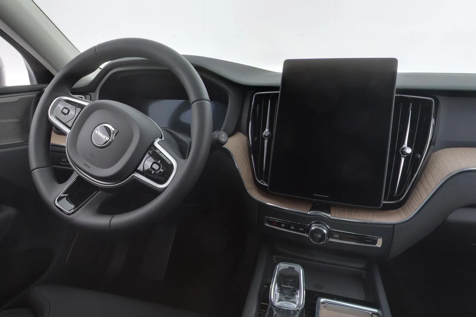 Volvo XC60 YMI-753 carousel image