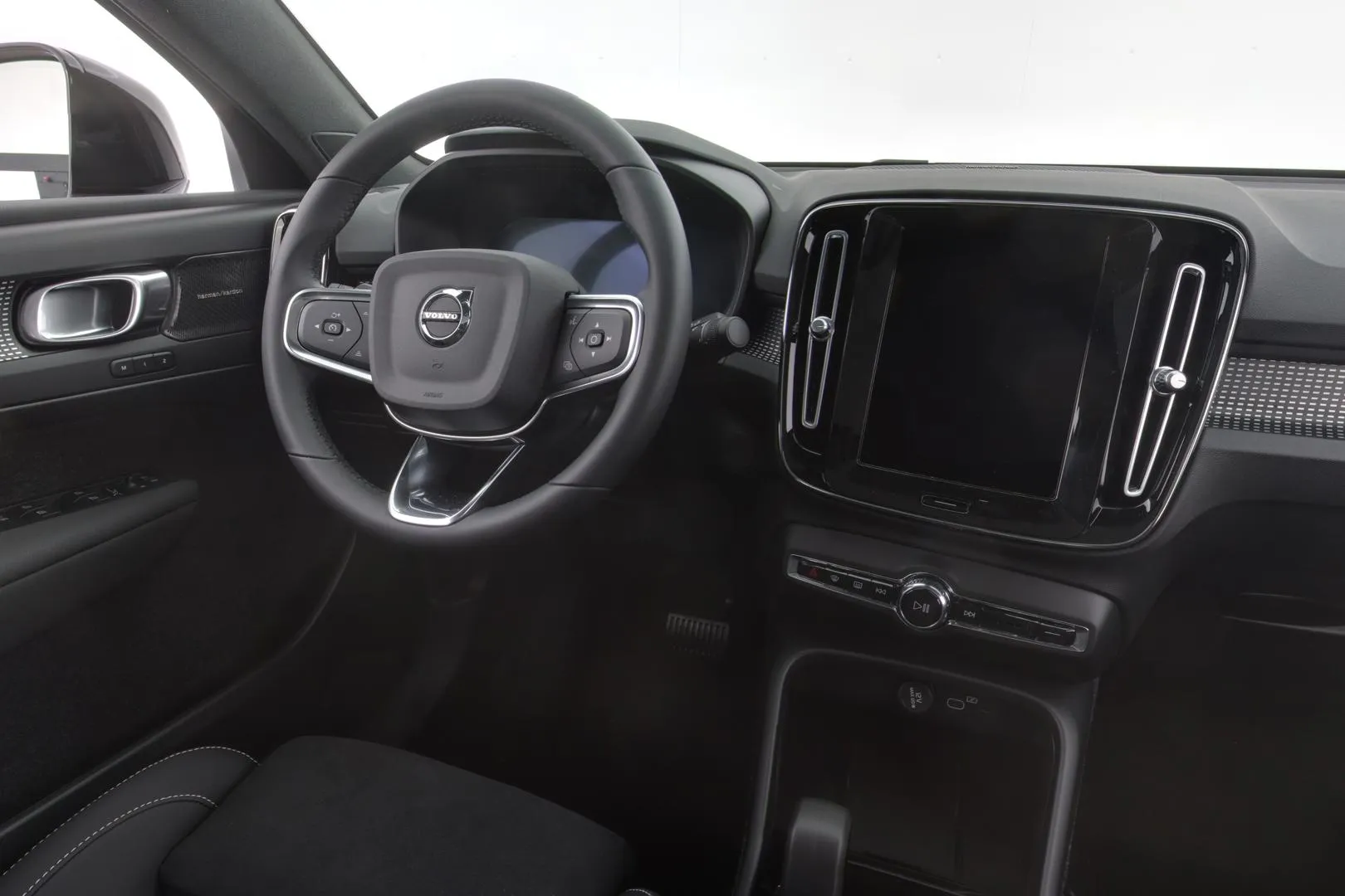 Volvo EC40 YMJ-652 carousel image