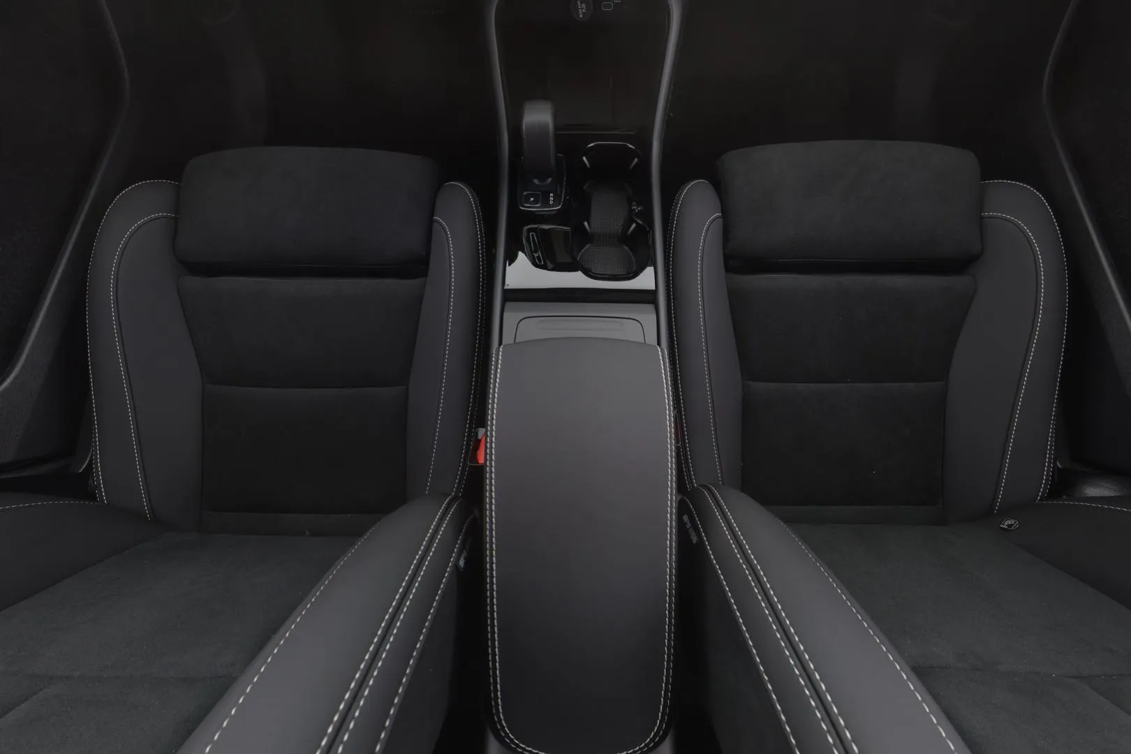 Volvo EC40 YMJ-652 carousel image