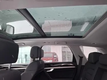 VOLKSWAGEN Touareg OZJ-780 carousel image