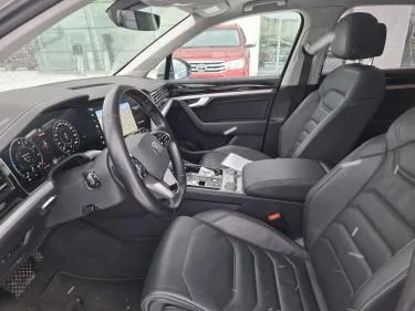 VOLKSWAGEN Touareg OZJ-780 carousel image