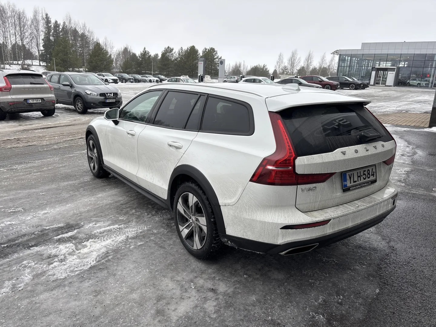 VOLVO V60 Cross Country YLH-584 carousel image